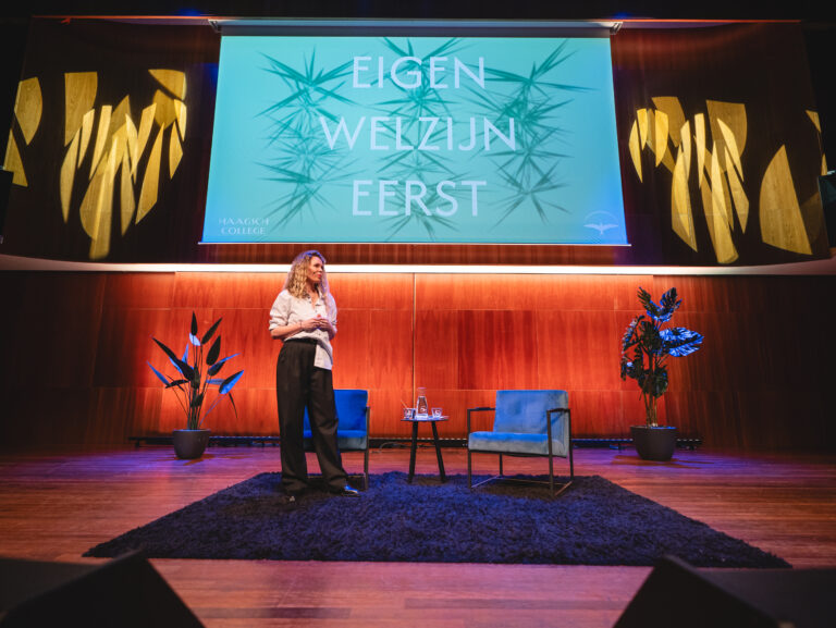 Roxane van Iperen spreekt voor een grote groep mensen