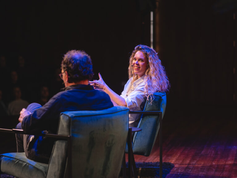 Roxane van Iperen is in gesprek en zit in een stoel