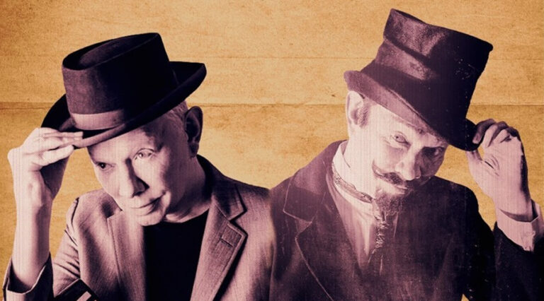 Zwart wit foto met twee mannen met hoed, wandelstok en keyboard