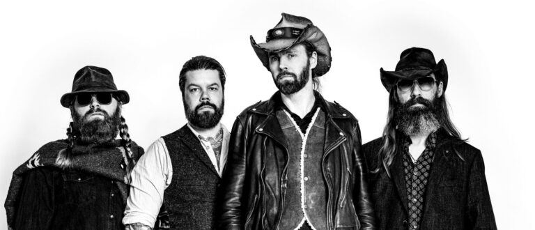 zwart wit foto van vier mannen die je aankijken