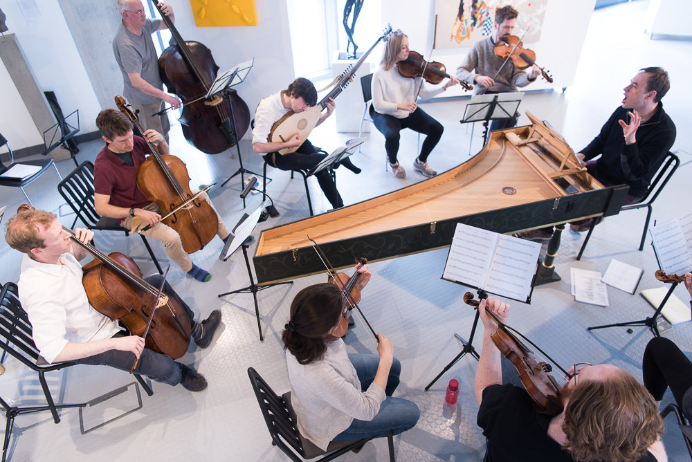 orkest van boven aan het oefenen rondom clavecimbel