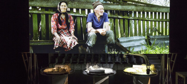 Projectie van twee oude mensen op een bankje in spookstad Zvizdal