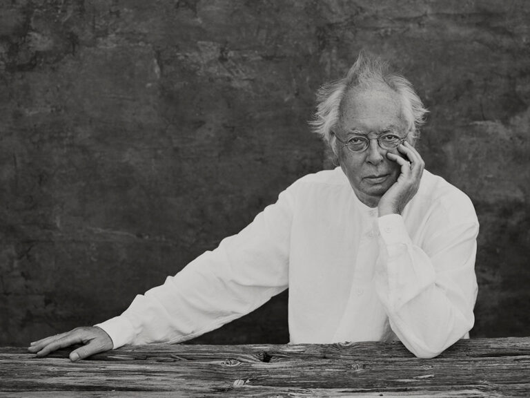 Philippe Herreweghe kijkt naar voren, arm onder zijn kin, zwart wit foto