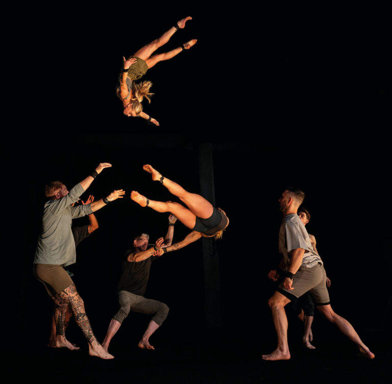 Groep acrobaten vangen een vliegende vrouw op na in de lucht gegooid zijn