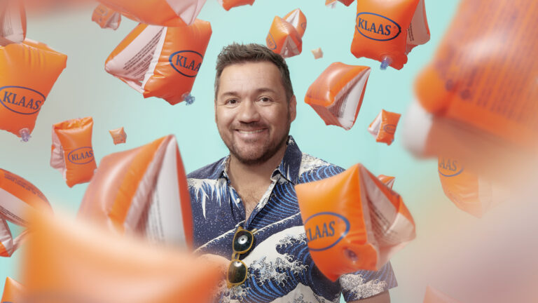 Klaas van der Eerden met zwembandjes om zich heen