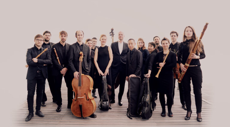 een groep mensen voor een witte achtergrond