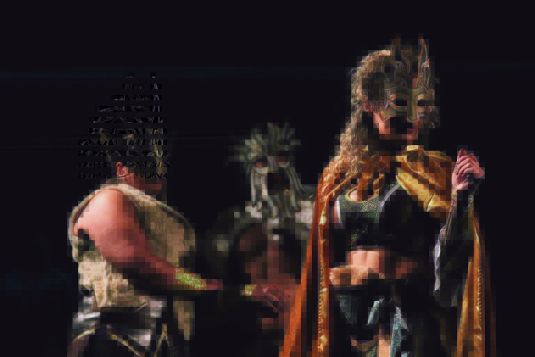 Drie acteurs met viking kleding en maskers en een donkere achtergrond.