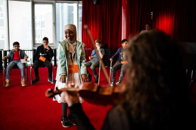 Meisje luistert naar violiste