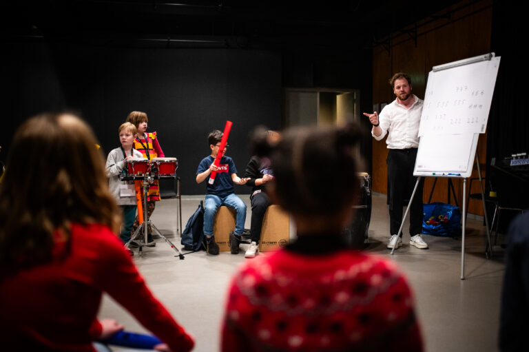 Kinderen doen mee met een muziekworkshop