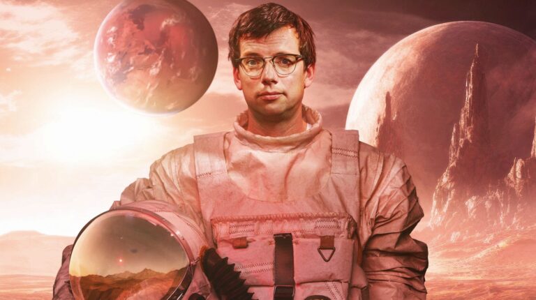 Een astronaut in een ruimtepak staat voor een achtergrond met planeten.