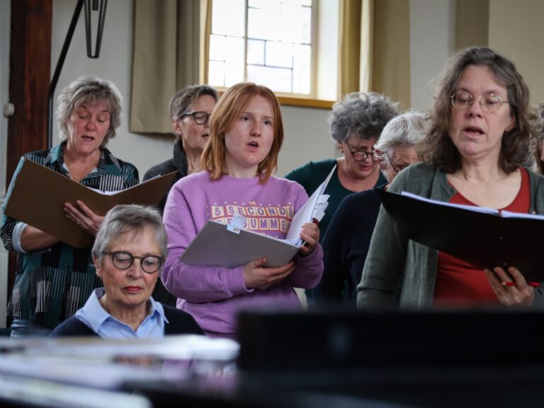 Leden van het projectkoor zingen