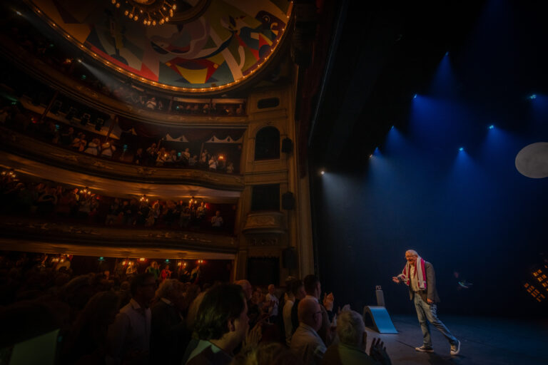 Youp van't Hek op het toneel van de Stadsschouwburg