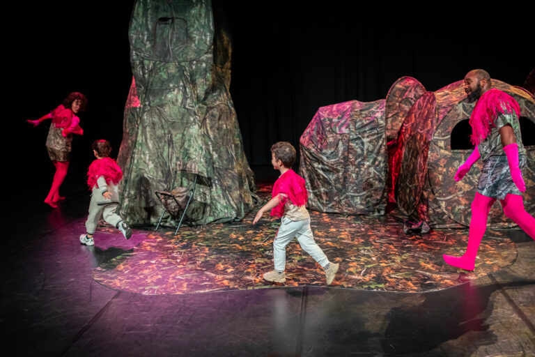 Twee volwassenen en twee kinderen rennen rond een boom decor
