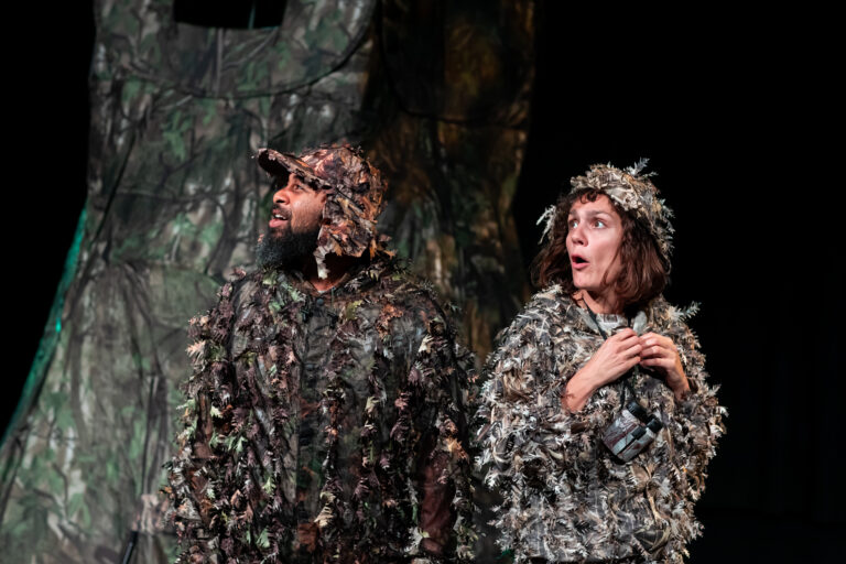 Twee acteurs kijken verbaasd naar de zijkant in een camouflage outfits