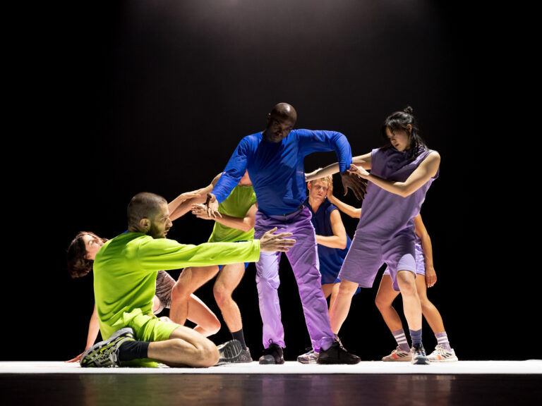 Groep dansers met fluoriderende kleding