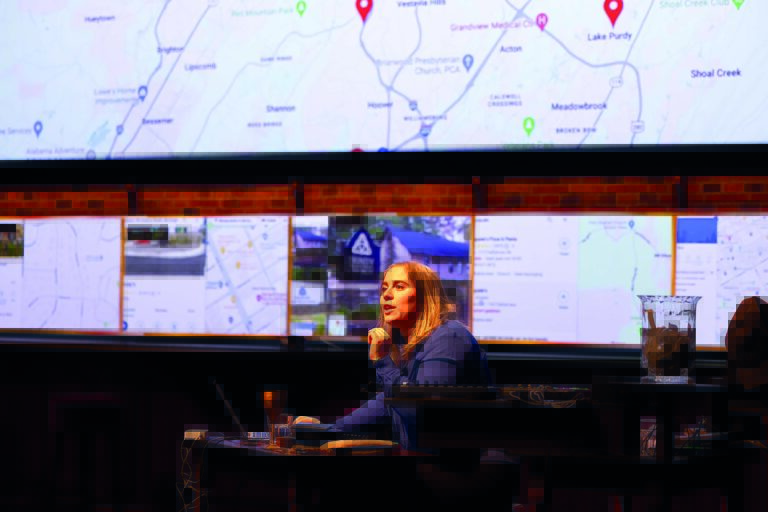 Vrouw zit voor een projectie van Google Maps
