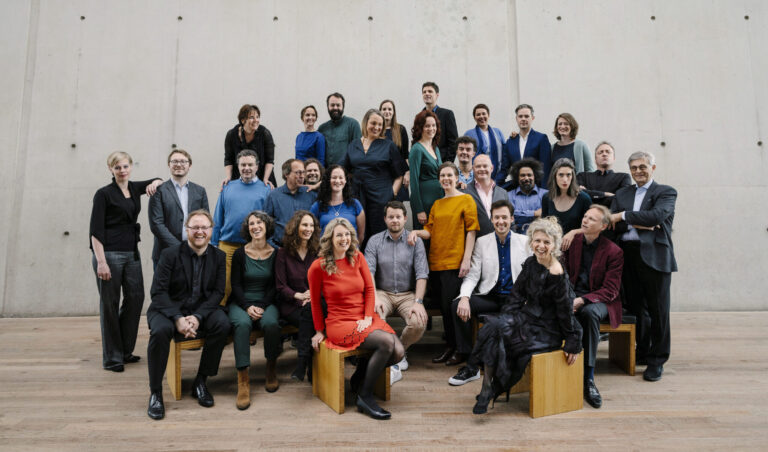 Informele, vrolijke en kleurrijke foto van het ruim dertig leden tellende Cappella Amsterdam
