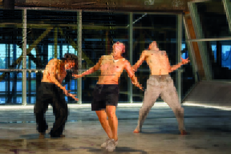 Die personen met ontbloot bovenlijf zijn vol overgave aan het dansen