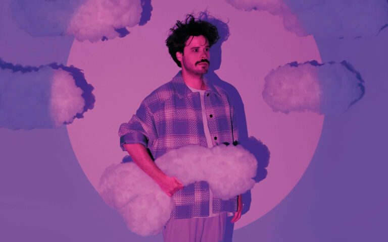 Christian staat tussen wolken in een paars filter