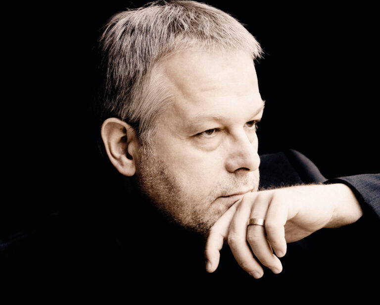 Christoph Pregardien met zwarte blouse voor zwarte achtergrond