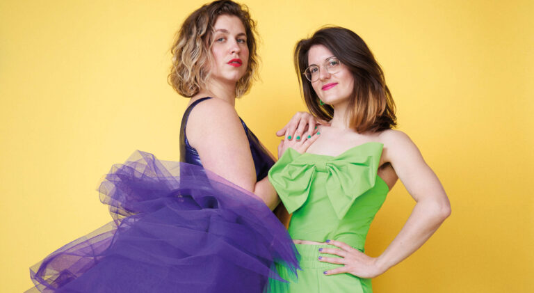 Beide comedienes in felgekleurde feestkleding
