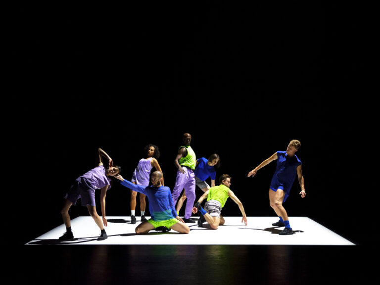 Groep dansers met fluoriderende kleding