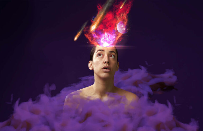 Vrouw in een paarse nevel met uit haar hoofd een kasteel en vallende steren en de maan