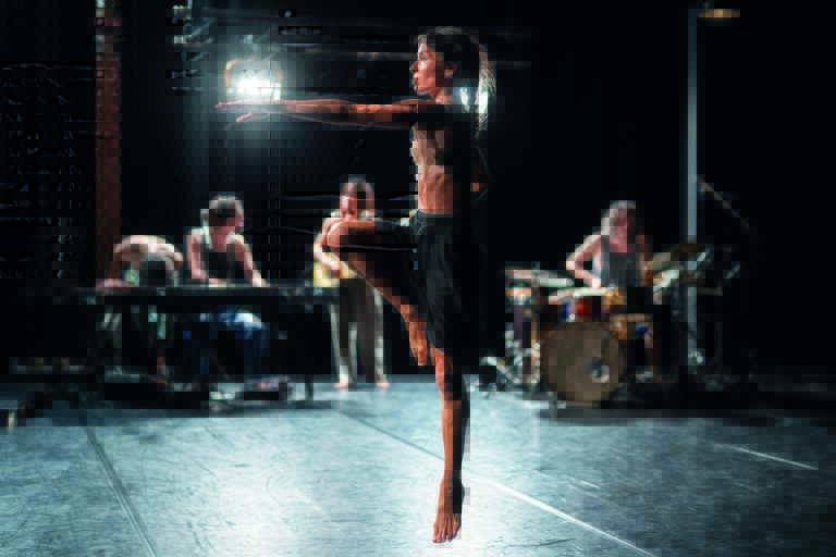 Danser springt in de lucht met één opgeheven been