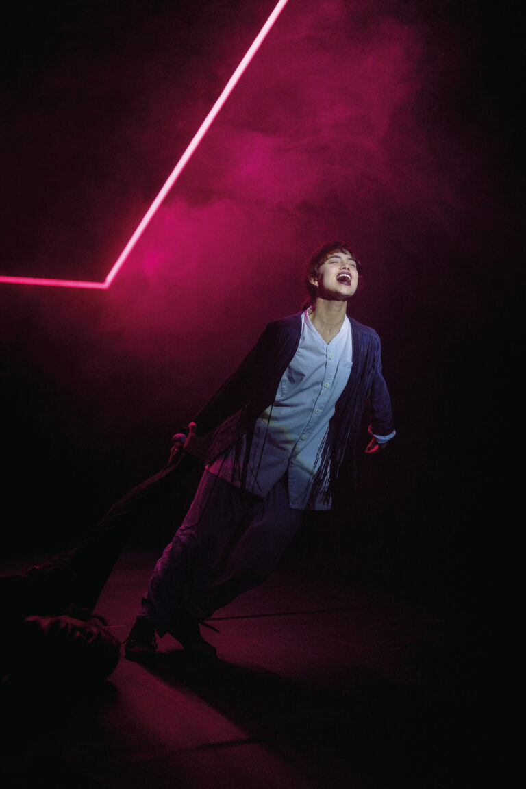 Twee personen proberen de motorhelm van een man af te trekken