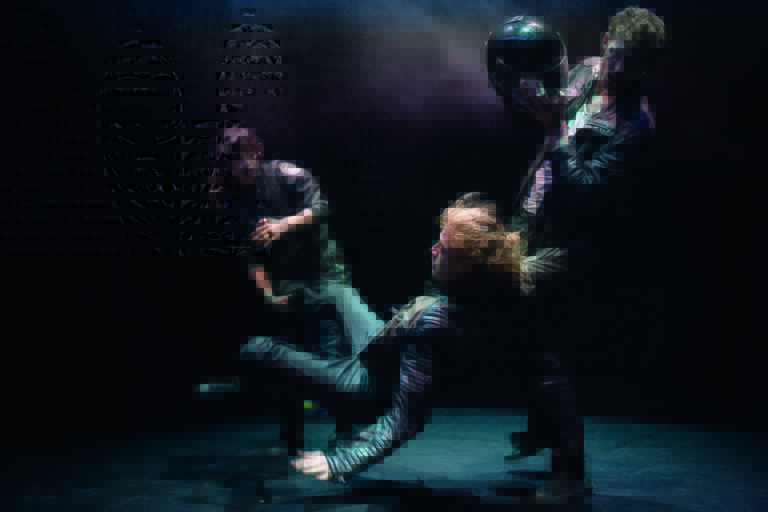 Twee personen waarvan één met een helm vangen iemand op