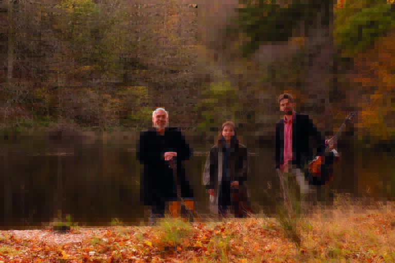 Drie muzikanten met akoestische gitaren en een viool