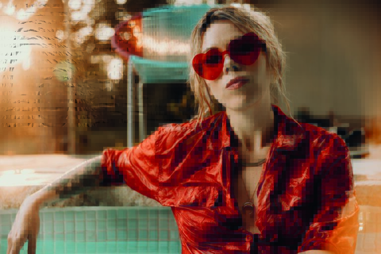 Jaimee met een rode hartjes zonnebril en rode blouse