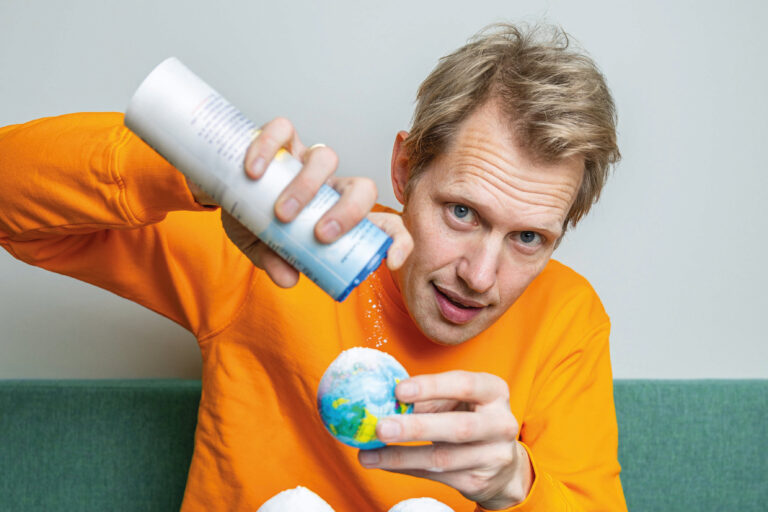 Jan bestrooit een kleine aardbol met poeder