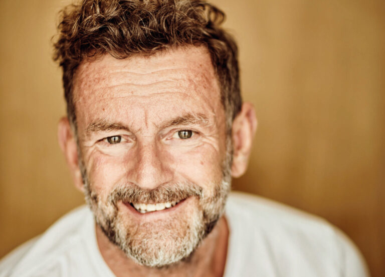 Portretfoto van Kluun met een wit t-shirt aan