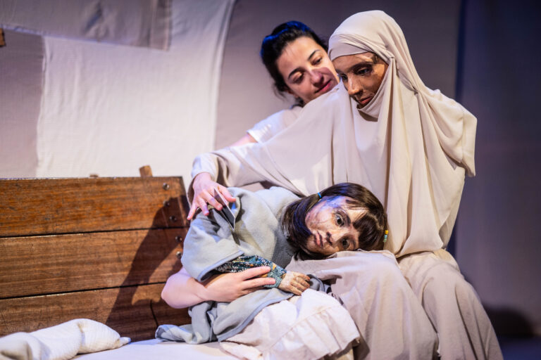 Vrouw heeft pop van een vrouw en een meisje in besturing