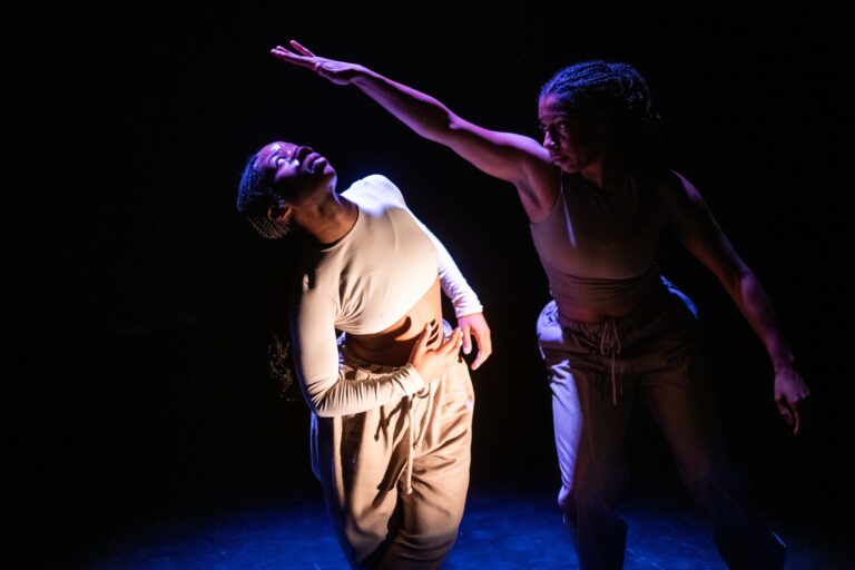 Twee dansers waarvan eentje in witte kleding