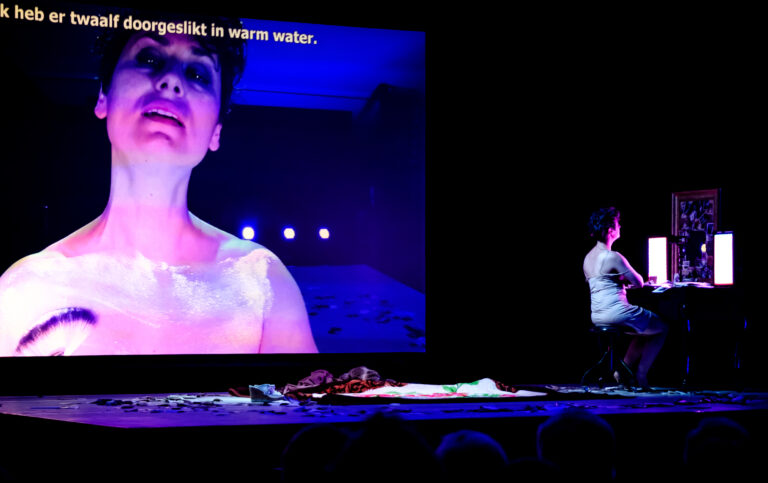 Vrouw ligt op grond voor geprojecteerde afbeelding van vrouw