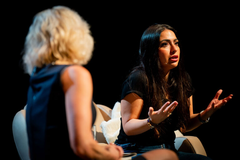 Lale Gül is aan het praten en heeft een verontwaardigde blik.