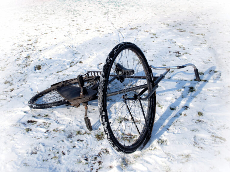 Een fiets op de grond in de sneeuw