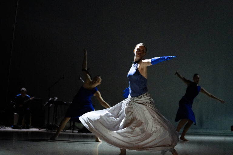 Vrouw draait in blauw witte jurk