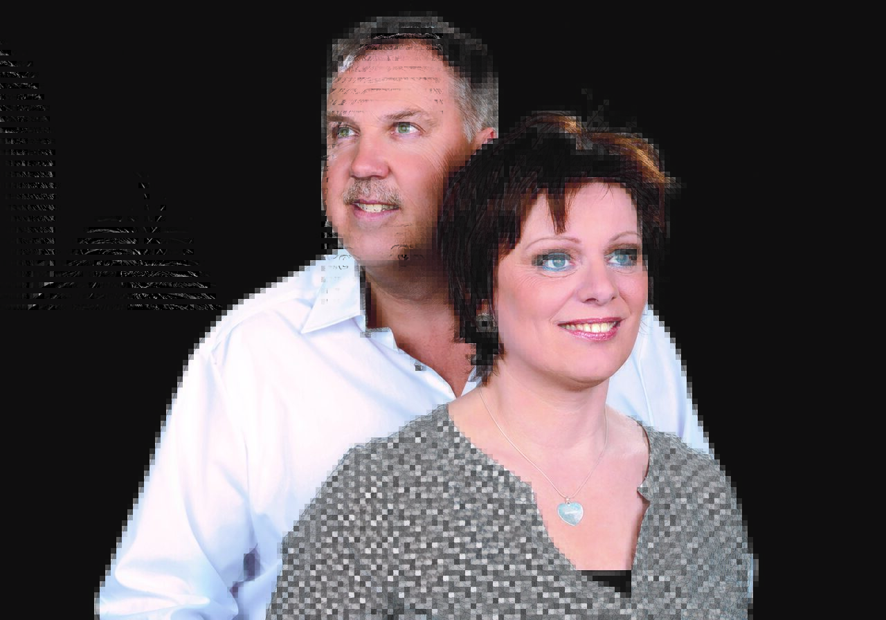 Een man en vrouw staan naast elkaar met een zwarte achtergrond.