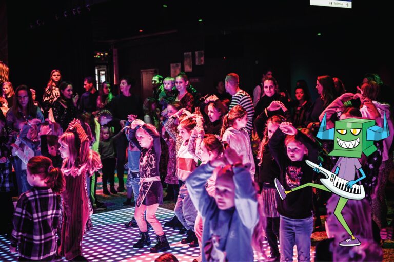 Dansende kinderen met een geïllustreerd dansend poppetje erbij