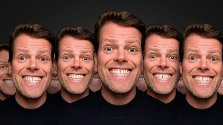 Heel veel Martijn Konings op een rij met een brede glmlach