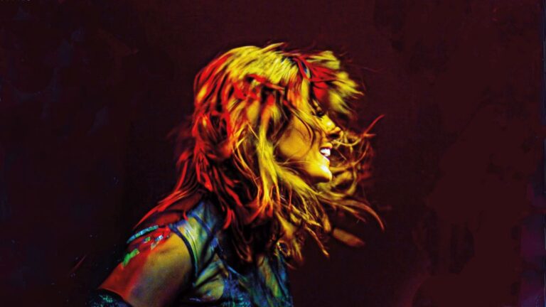 Zijaanblik van lachende dame met lang blond haar