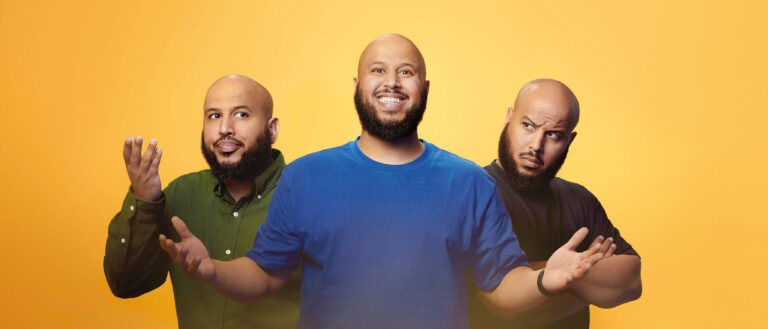 Foto waarin je 3 Musa's bij elkaar ziet staan met elk een andere blik en houding