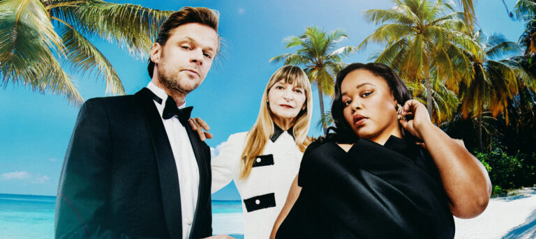 Drie acteurs (van links naar rechts): Sanne den Hartogh, Bien de Moor en Sarah Janneh op een tropisch strand met blauwe lucht en palmbomen.