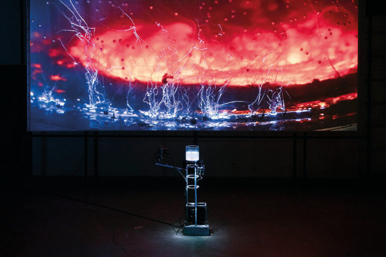 Rode gloed met rare lichtflitsen er doorheen