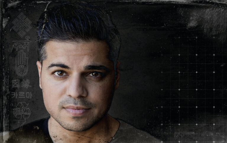 Portretfoto van Rayen in donker shirt met een donkere achtergrond