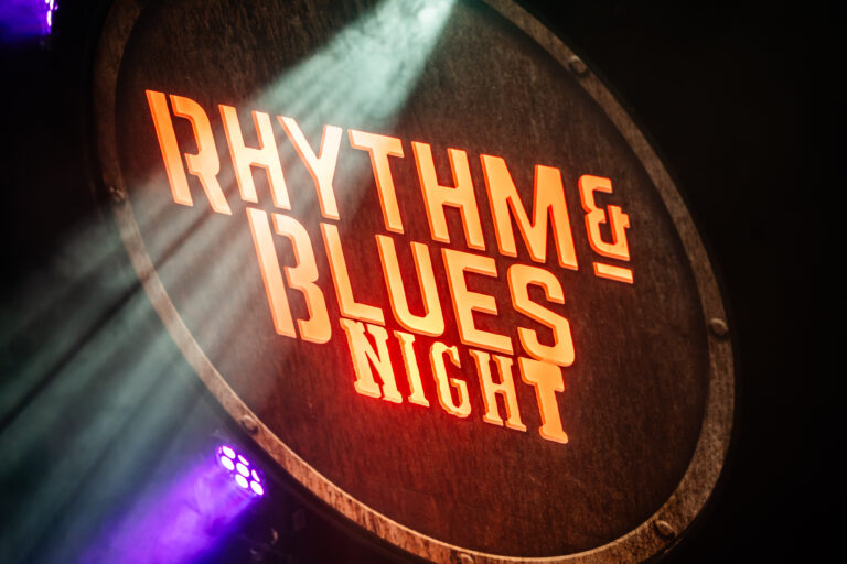 Verlichte tekst op een muur met de woorden 