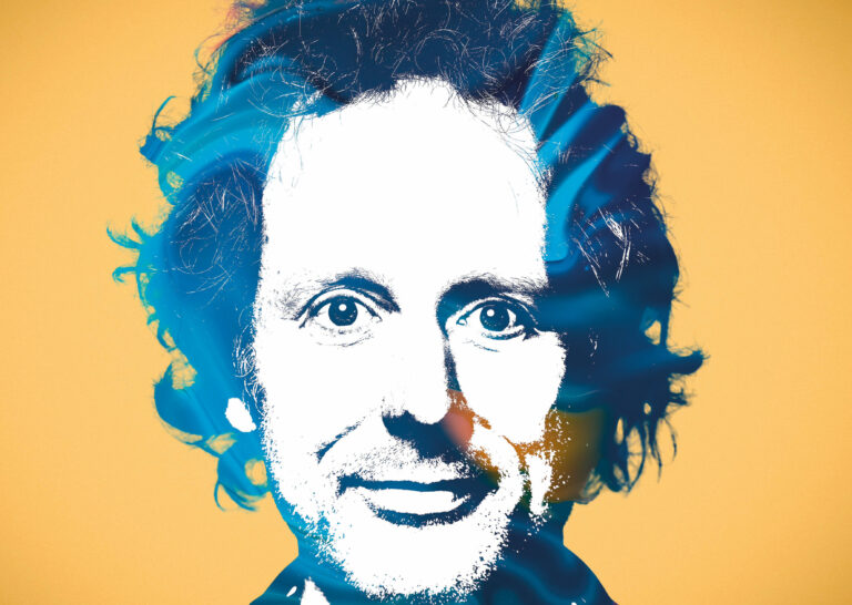 Portret van Ronald in zwart/wit met blauwe lichflitsen als details met gele achtergrond